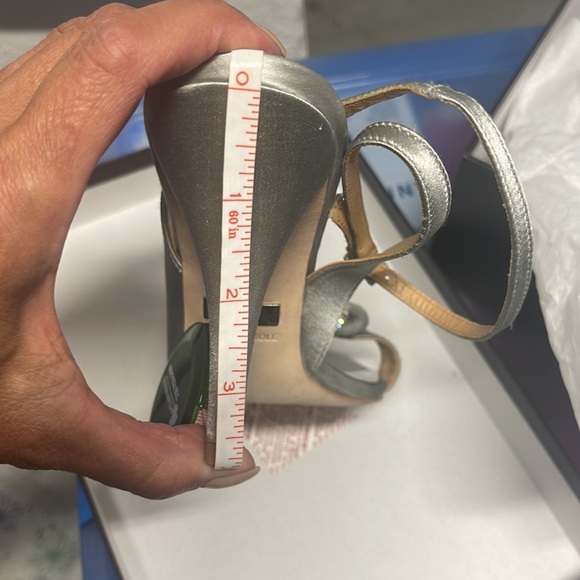 BADGLEY MISCHKA SILVER SATIN SANDAL NWT SZ 7 - Picture 7 of 7